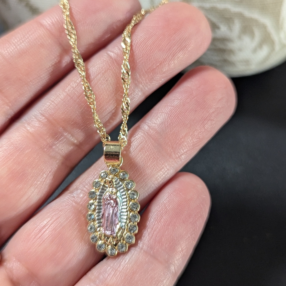 Elegant Gold Tone Pendant Necklace Fashion Religious Jewelry Virgen Mary New